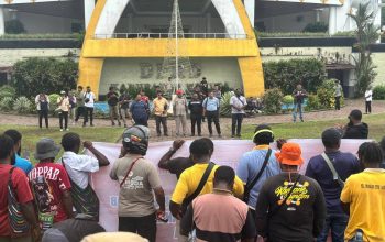 BREAKING NEWS Solidaritas Rakyat Mimika Demo DPRK, Desak Hentikan Konflik Berdarah di Kwamki Narama