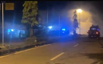 KOPERAPOKA MEMBARA! Brimob Dihujani Panah Wayar, Pecah Kontak Senjata Saat Polisi Bubarkan Massa di Jalan Ahmad Yani