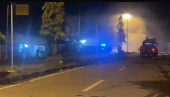 KOPERAPOKA MEMBARA! Brimob Dihujani Panah Wayar, Pecah Kontak Senjata Saat Polisi Bubarkan Massa di Jalan Ahmad Yani