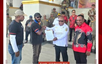 Wakil Bupati Emanuel Kemong Temui Massa Aksi ‘Moker’ di Kantor Pusat Pemerintahan Mimika