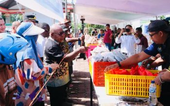 SERBU! Warga Timika Padati Gedung Eme Neme, Borong Sembako di Gerakan Pangan Murah