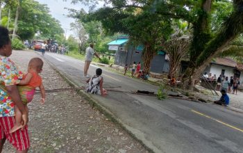 Warga Kaugapu Mimika Timur Lakukan Pemalangan Jalan, Protes 4 Ekor Anjing Mati Diracun