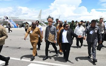 Ribuan Warga Padati Toko Meriah, Sambut Kedatangan Wapres Gibran di Timika