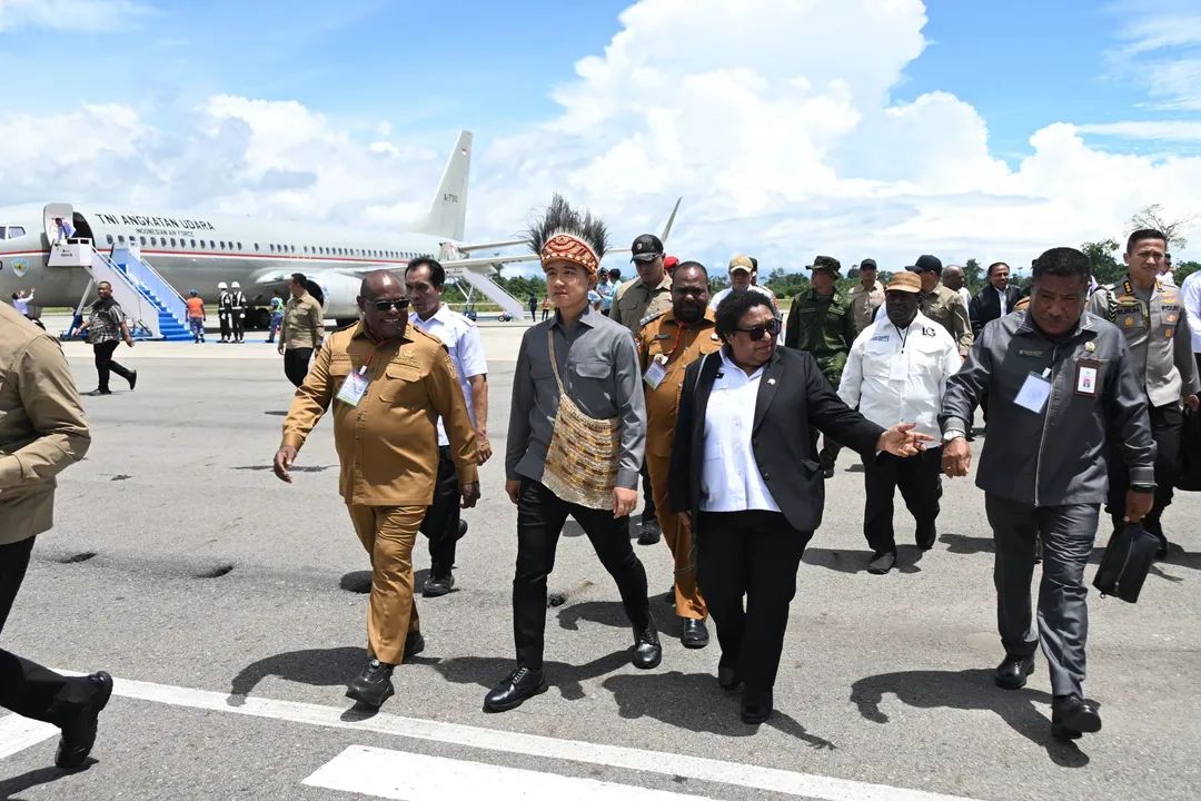 Ribuan Warga Padati Toko Meriah, Sambut Kedatangan Wapres Gibran di Timika