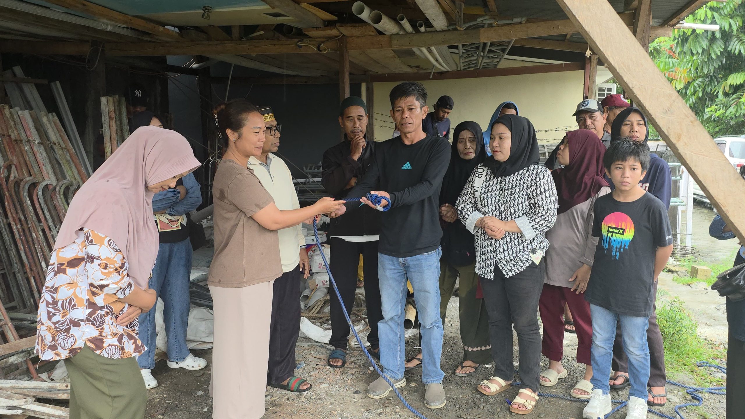 Caption : Ketua Fraksi Partai Demokrat DPRK Mimika, Dessy Putrika, mengabadikan momen bersama warga Jalan Serius Mekar, Distrik Mimika Baru, saat menyerahkan bantuan hewan qurban Iduladha 1447 Hijriah, Kamis (28/5/2026). Kegiatan tersebut diharapkan dapat mempererat silaturahmi, kepedulian sosial, dan kerukunan masyarakat di Kabupaten Mimika. Foto: Stendy  <div class=