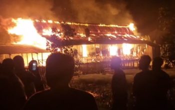 Diduga Akibat Lilin yang Terus Menyala, Gereja Katolik di Pomako Mimika Ludes Dilahap Api