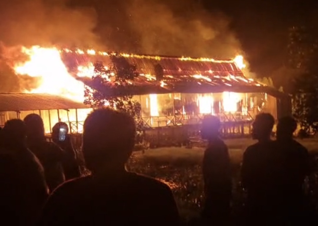 Diduga Akibat Lilin yang Terus Menyala, Gereja Katolik di Pomako Mimika Ludes Dilahap Api