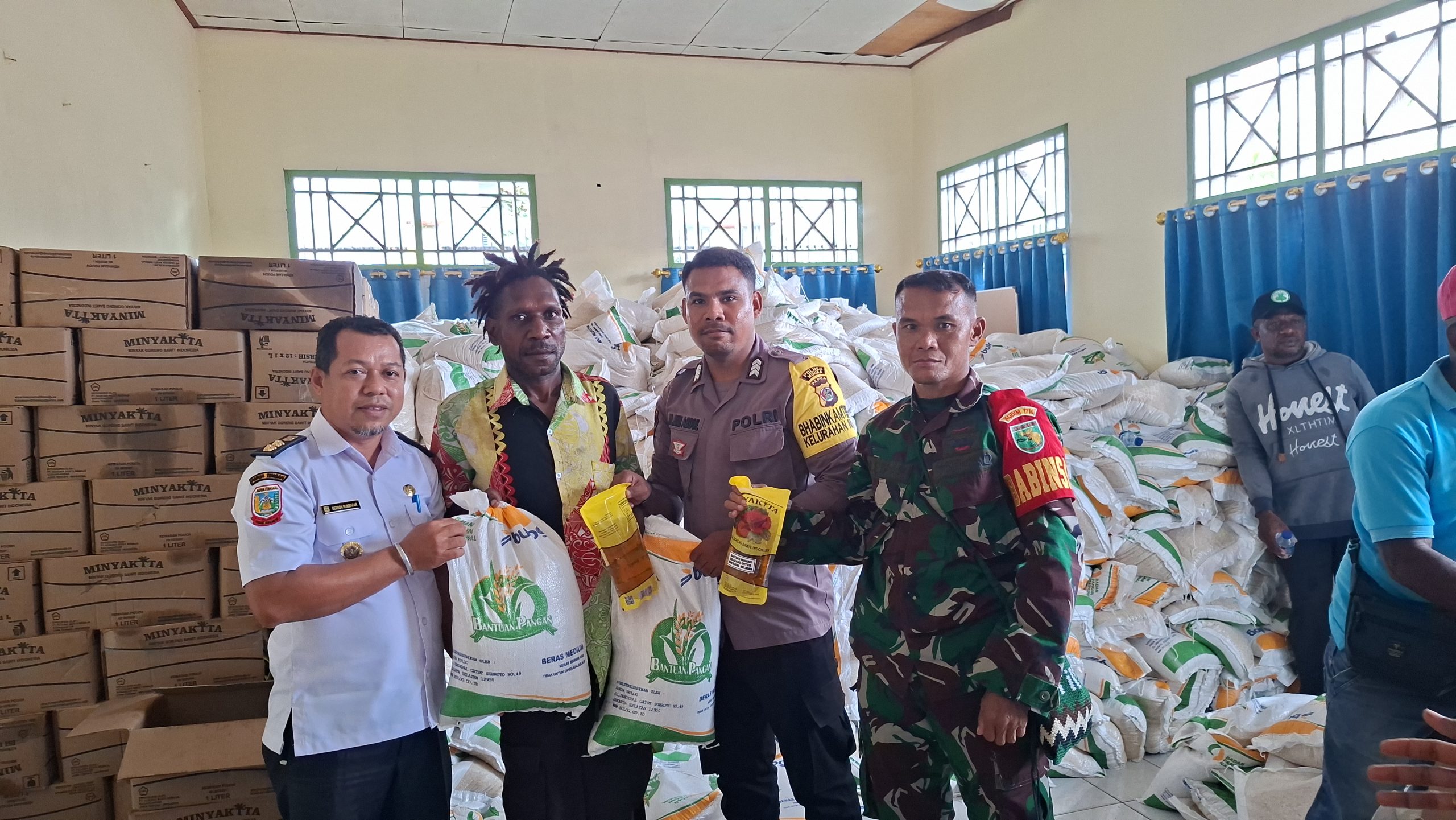Pastikan Tepat Sasaran, Kelurahan Inauga Verifikasi Ketat Penerima Bantuan Beras dan Minyak Goreng