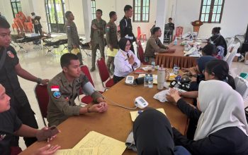 Personel Operasi Damai Cartenz Ikut Donor Darah Sambut HUT Bhayangkara ke-80 di Nabire