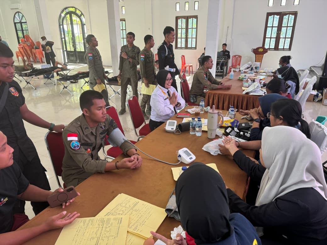 Personel Operasi Damai Cartenz Ikut Donor Darah Sambut HUT Bhayangkara ke-80 di Nabire