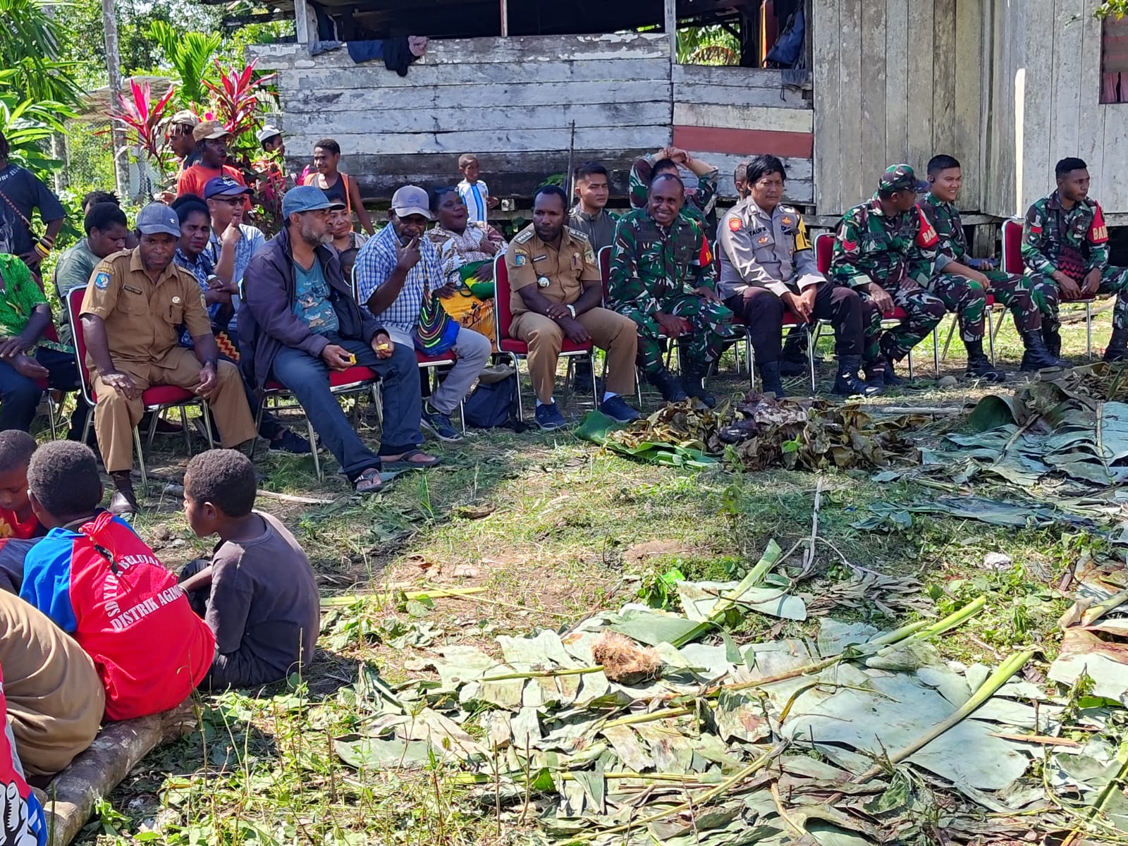 Kepala Distrik Agimuga Resmi Buka Program Padat Karya, Warga Mulai Bersihkan Akses Jalan Kiliarma–Aramsolki
