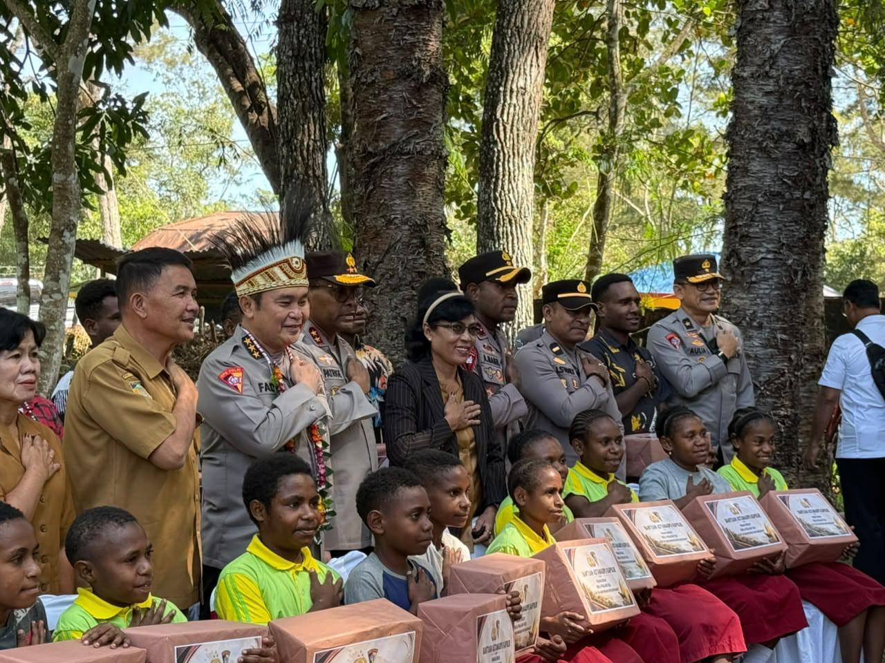 Astamaops Kapolri Kunjungi Pusat Olah Seni di Wamena, Serahkan Bantuan Pendidikan untuk Generasi Muda Papua