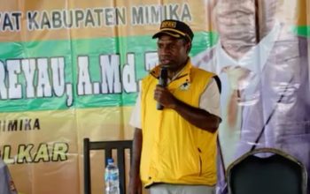 Reses Ketua DPRK Mimika di Kampung Timika Pantai: Sinyal Komunikasi Lumpuh hingga Anak Sekolah Harus Berenang
