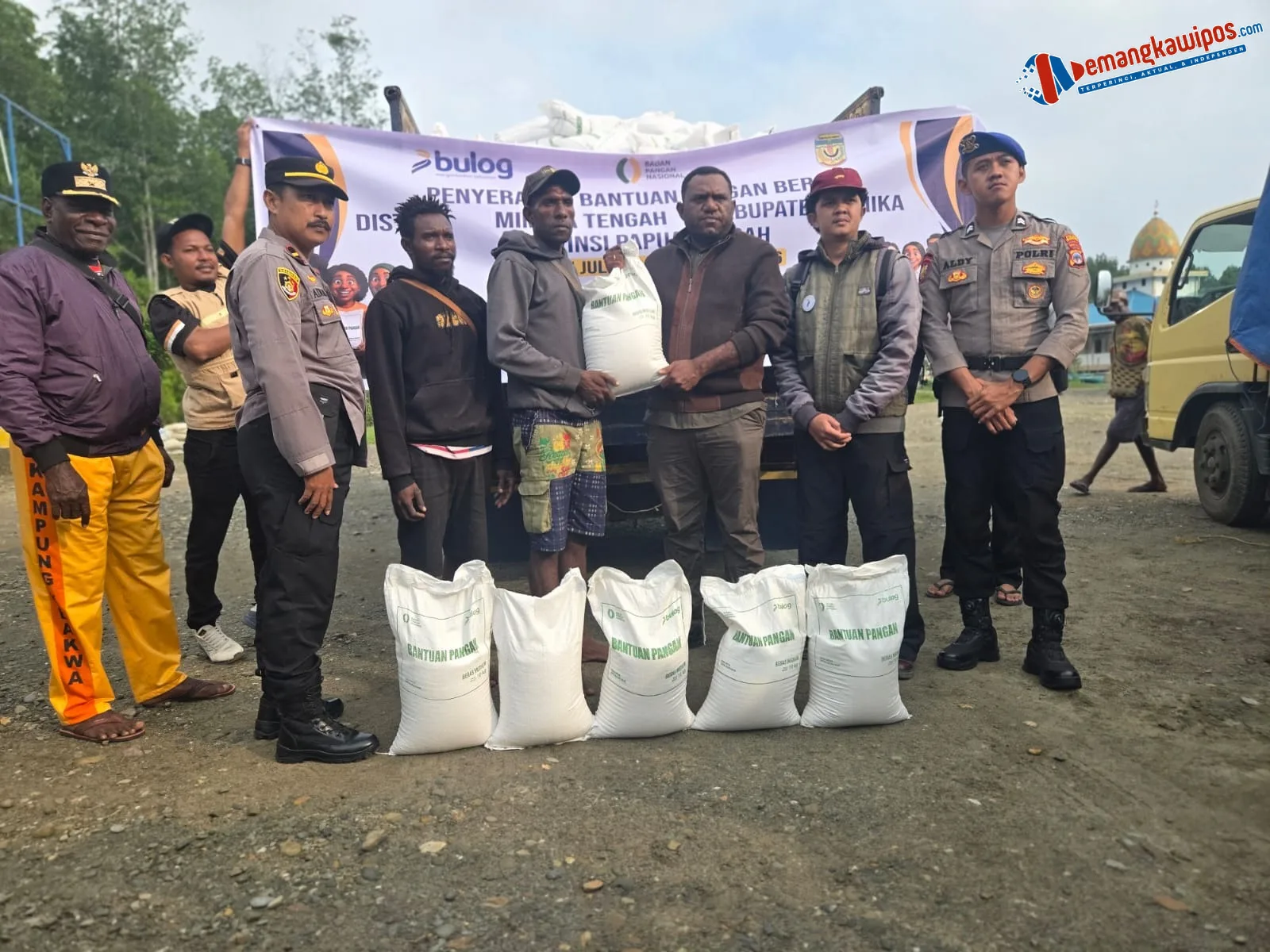 25 Ton Beras Bulog Tuntas Disalurkan, Warga Kurang Mampu di Lima Kampung Mimika Tengah Terima Bantuan