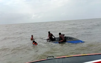 HEBOH! Speed Boat Bermuatan 1 Ton Mangga Tenggelam Dihantam Ombak di Perairan Manasari, Nahkoda Selamat Berkat Aksi Cepat Tim SAR