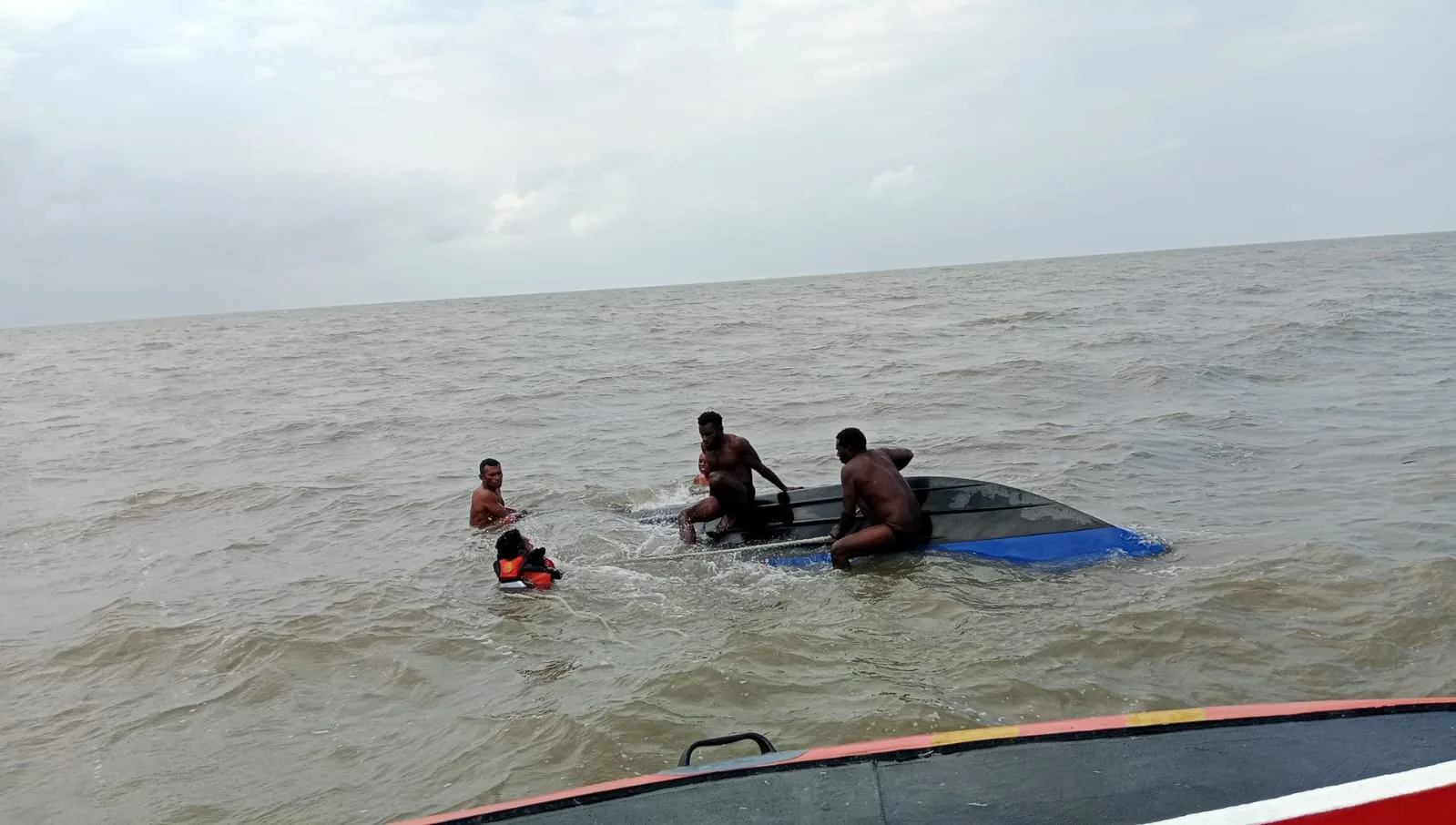 HEBOH! Speed Boat Bermuatan 1 Ton Mangga Tenggelam Dihantam Ombak di Perairan Manasari, Nahkoda Selamat Berkat Aksi Cepat Tim SAR