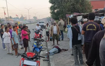 HEBOH! Pria Ditemukan Tergeletak di Trotoar Pondok Amor SP3, Diduga Jadi Korban Kekerasan