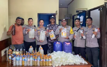 288 Liter Miras Lokal Diselundupkan di Dalam Hasil Kebun, Terbongkar Saat KM Leuser Sandar di Pomako