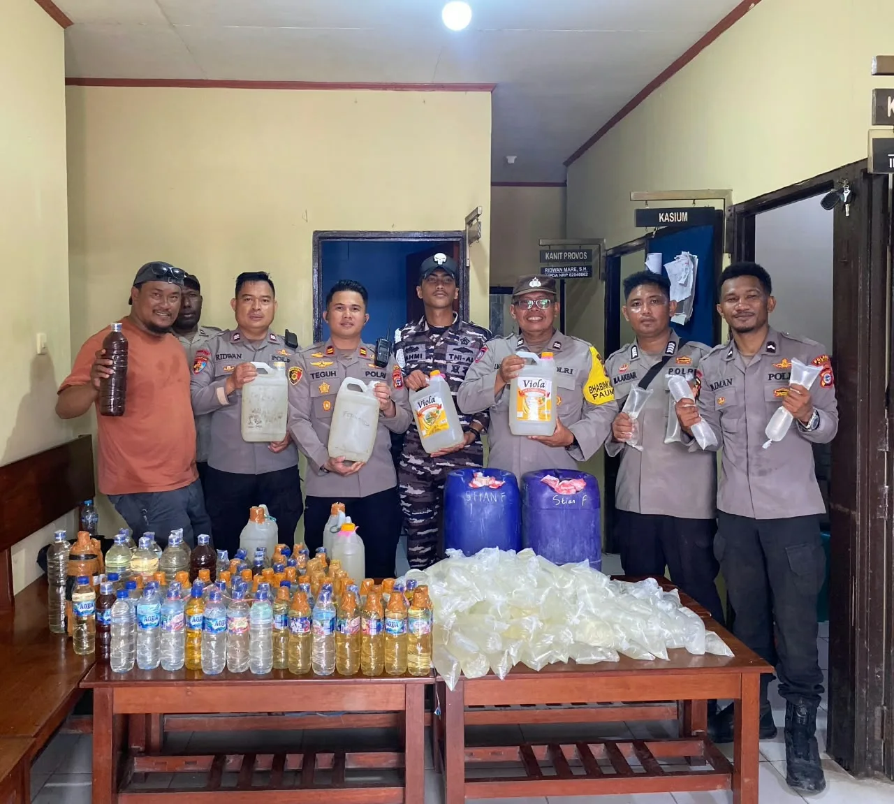 288 Liter Miras Lokal Diselundupkan di Dalam Hasil Kebun, Terbongkar Saat KM Leuser Sandar di Pomako