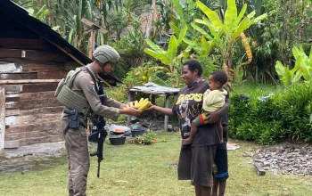 Mama-Mama Kasih Pisang ke Polisi Saat Patroli di Puncak Jaya, Suasana Muara Aman dan Aktivitas Warga Normal