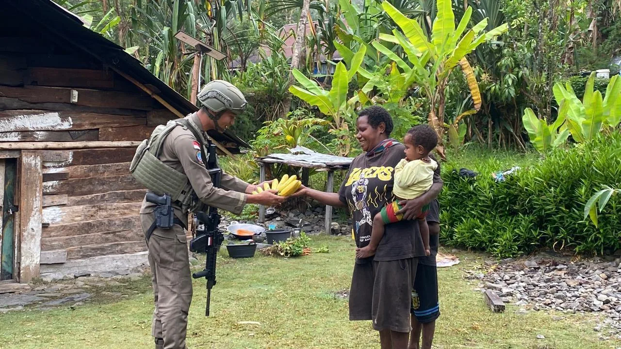 Mama-Mama Kasih Pisang ke Polisi Saat Patroli di Puncak Jaya, Suasana Muara Aman dan Aktivitas Warga Normal