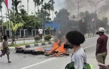 BREAKING NEWS: Konflik Tanah Adat Meledak! Jalan SP2 Timika Dipalang, Pemilik Hak Ulayat Minta Sertifikat Bermasalah Diusut