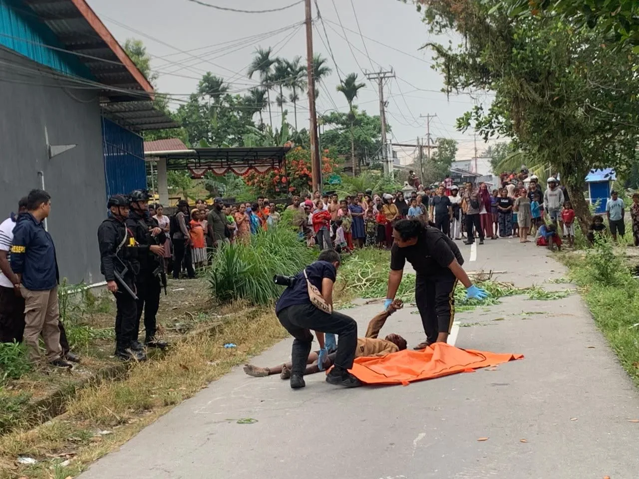 Geger Pagi di SP 2, Pria 30 Tahun Ditemukan Tak Bernyawa, Polisi Temukan Linggis dan Pisau