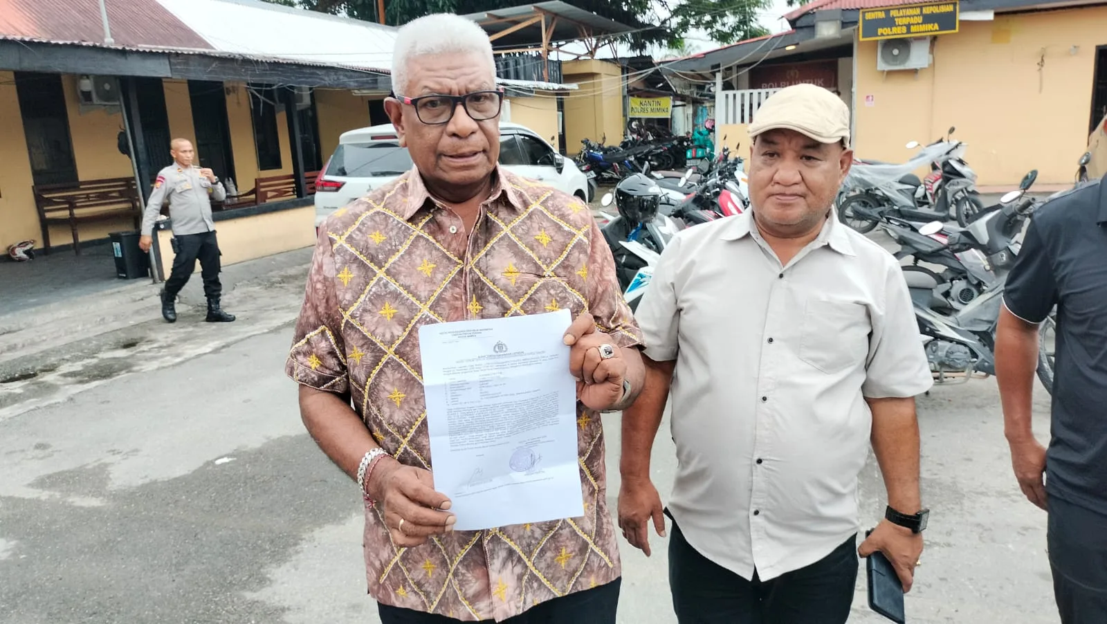 Bupati Mimika Johannes Rettob Pasang Badan Amankan Kondusifitas Daerah, Resmi Polisikan Media Online Terkait Berita Hoaks!