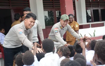Satgas Damai Cartenz Bagikan 500 Tas Sekolah untuk Siswa di Pomako