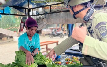 Sapa Pedagang hingga Beli Jualan Warga, Patroli Humanis Damai Cartenz Hadir di Pasar Oksibil
