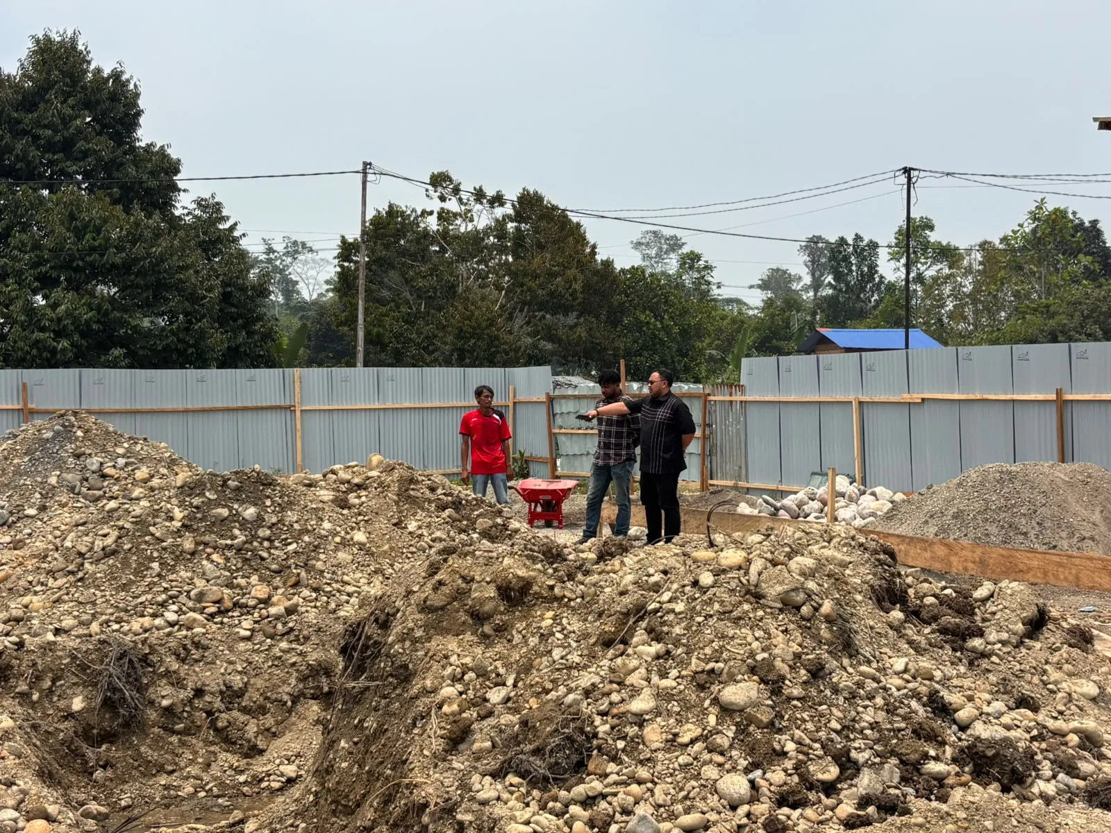 Murni Swadaya Tanpa Dana Pemerintah, Kader PDI Perjuangan Mimika Gotong Royong Bangun Rumah Perjuangan