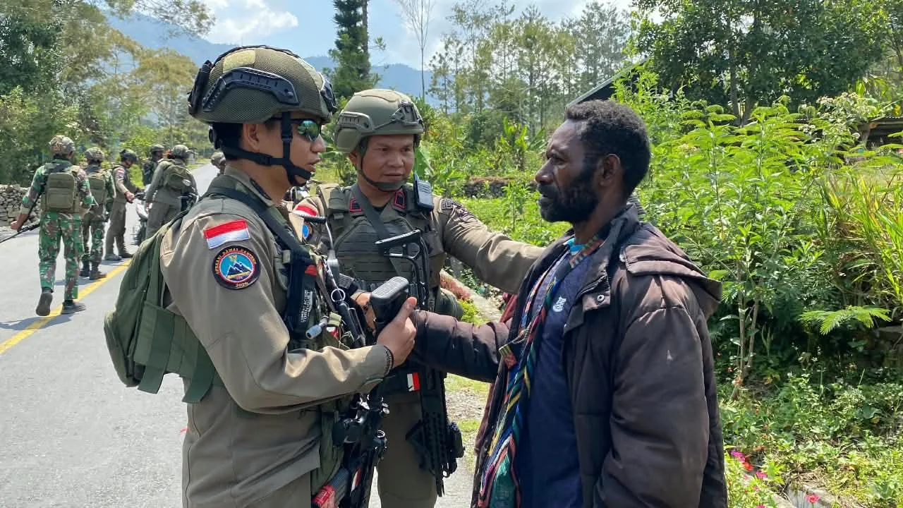 Patroli Gabungan Damai Cartenz dan TNI di Muara, Warga Apresiasi Kehadiran Aparat