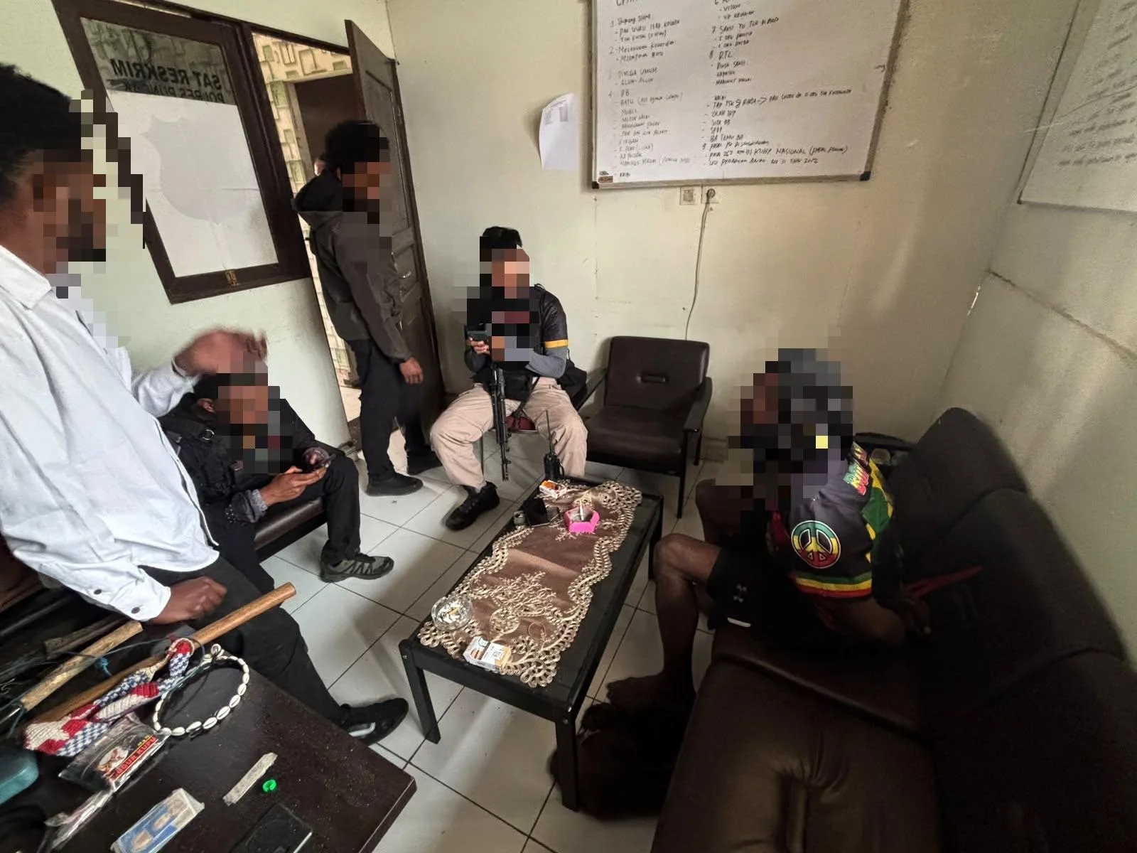 Buronan Pembakaran Camp PT Unggul di Puncak Sejak 2021 Ditangkap, Satgas Damai Cartenz Amankan Kapak dan Parang