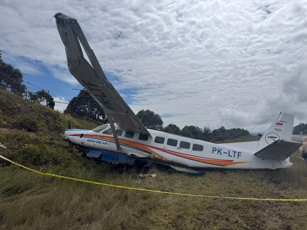 Pesawat Asian One Air Tergelincir di Bandara Bilorai Intan Jaya, Dua Anggota TNI Terluka