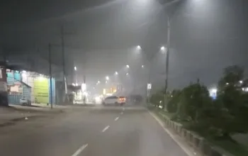 Kabut Asap Kian Pekat Selimuti Timika hingga Malam, Warga Diimbau Gunakan Masker